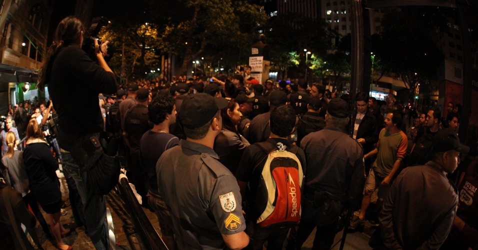 26.set.2013 - Segundo informação da agência Foto Rio News, um grupo de manifestantes provocou tumulto na noite de abertura do Festival do Rio 2013