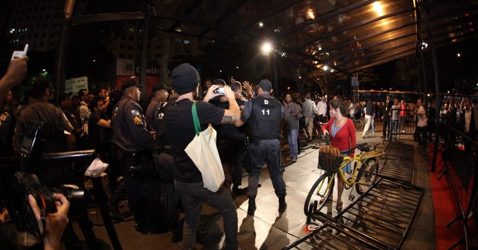 26.set.2013 - Segundo informação da agência Foto Rio News, um grupo de manifestantes provocou tumulto na noite de abertura do Festival do Rio 2013