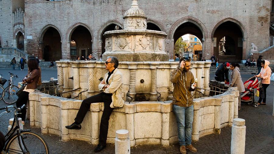Cenário ostensivo de uma das cenas mais memoráveis do cinema, foi na Piazza Cavour, em Rimini, que Titta, Ciccio e seus amigos fizeram a luta de bola de neve de "Amarcord" - Franc­esco Lastr­ucci/The New York Times