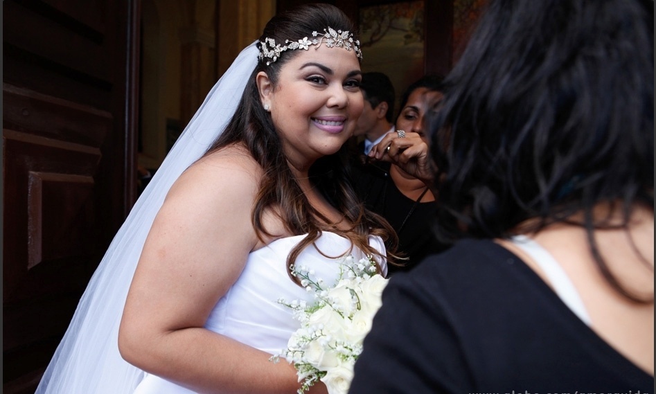 Fabiana Karla aparece vestida de noiva durante gravação do casamento de sua personagem em "Amor à Vida"