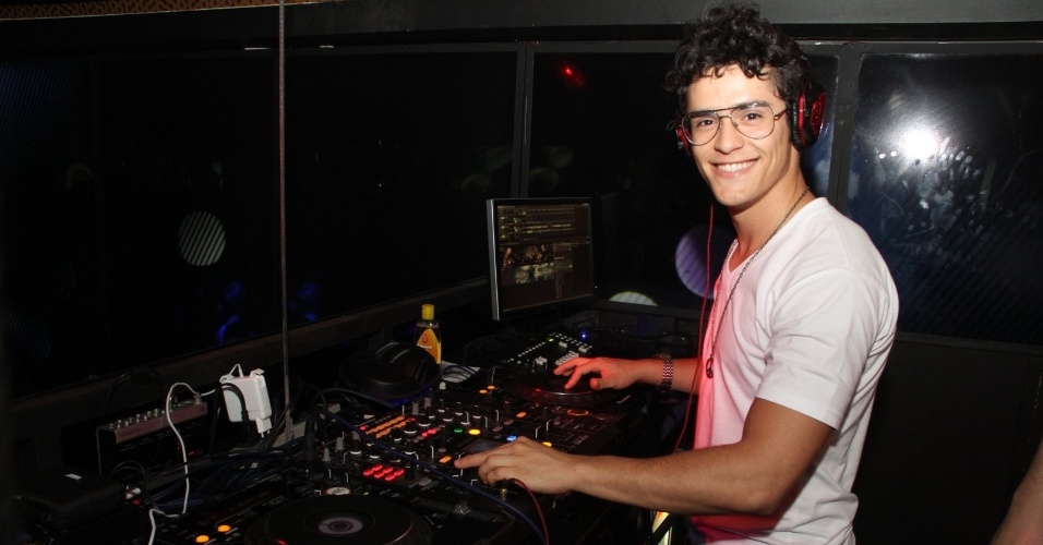 2013 - Julio Oliveira, o Peixinho de "Sangue Bom", discotecando durante a festa de lançamento da revista "Junior" no Rio de Janeiro