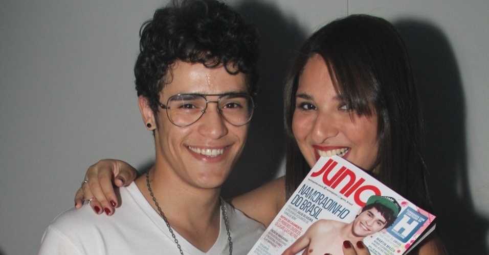 2013 - Julio Oliveira, o Peixinho de "Sangue Bom", posando com uma fã durante a festa de lançamento da revista "Junior" no Rio de Janeiro