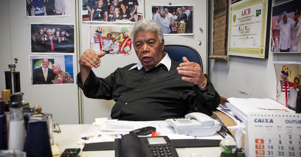 24.set.2013 - Com 75 anos, Roque Gonçalo posa em sua sala no SBT repleta de fotos. O local é uma espécie de acervo do SBT e reúne memórias de 58 anos de carreira na televisão