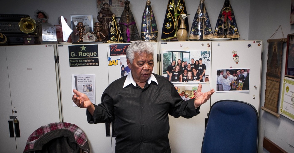24.set.2013 - Com 75 anos, Roque Gonçalo posa em sua sala no SBT repleta de fotos. O local é uma espécie de acervo do SBT e reúne memórias de 58 anos de carreira na televisão do diretor de auditório
