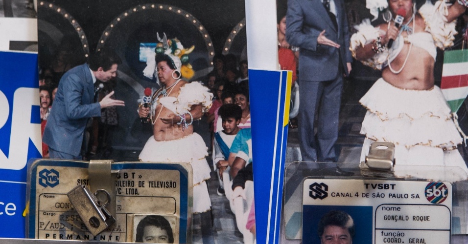 24.set.2013 - Com 75 anos, Roque Gonçalo posa em sua sala no SBT repleta de fotos. O local é uma espécie de acervo do SBT e reúne memórias dos 58 anos de carreira na televisão do diretor de auditório. Em destaque Roque aparece fantasiado de Carmem Miranda e com a barriga à mostra