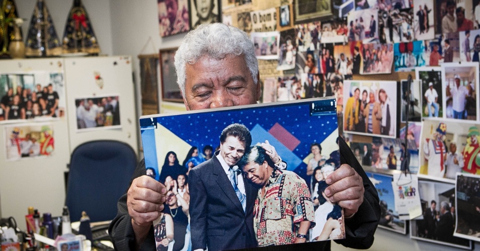 24.set.2013 - Roque Gonçalo trabalha com Silvio Santos há 58 anos e orgulha-se de seu trabalho no SBT. "Cuido do bem mais precioso do Silvio, o público", afirma o diretor de auditório, responsável por coordenar 12 pessoas