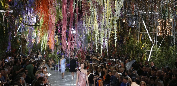 Para apresentar seu desfile de Verão 2014, a Dior montou um jardim no Museu Rodin, em Paris. Com flores coloridas que despencavam do teto e plantas envolvendo os convidados, o desfile também mostrou estampas delicadas e uma cartela de cores inspirada pelas flores - AFP
