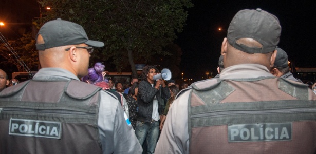 27.set.2013 - Policiais contêm manifestantes que fizeram protesto em frente ao Cine Odeon na abertura do Festival do Rio - Erbs Jr./Frame/Estadão Conteúdo