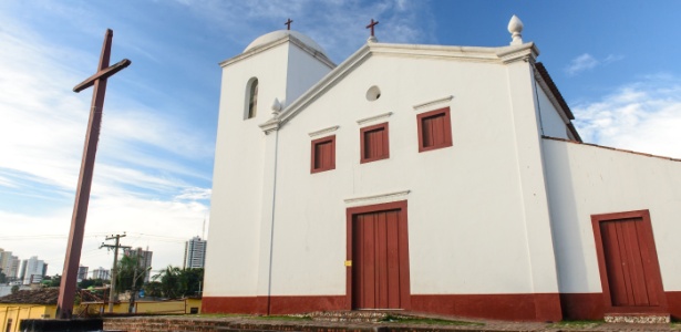 A Igreja de Nossa Senhora do Rosário e São Benedito é uma das principais atrações históricas de Cuiabá. No altar há talhas douradas da fase barroca