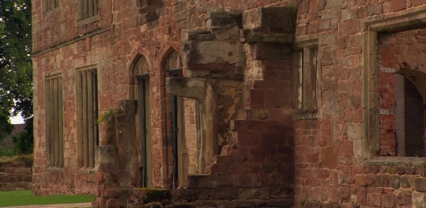 Astley Castle, na Grã-Bretanha, teve fachada em ruínas preservada e interior transformado em casa de férias - BBC