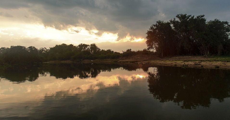Durante a tarde, as tonalidades do céu do Pantanal ficam douradas. Navegar pelos rios caudalosos do Pantanal, como o rio Cuiabá, é a forma clássica de conhecer as belezas naturais do bioma