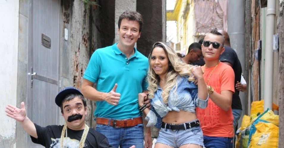 Rodrigo Faro foi até o Complexo do Alemão, no Rio de Janeiro, para conhecer a MC Marcelly