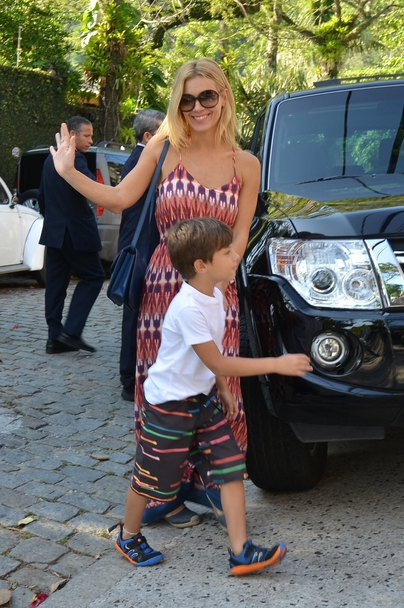 28.set.2013 - A atriz Carolina Dieckmann leva o filho José à festa de aniversário de Eva, filha de Angélica e Luciano Huck na casa dos apresentadores no Rio