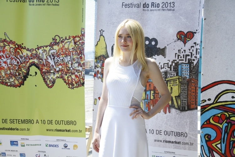 28.set.2013 - A atriz Dakota Fanning divulga o filme "Night Moves" e conversa com a imprensa no Pavilhão do Festival do Rio 2013, no Armazém Utopia, na Zona Portuária do Rio de Janeiro