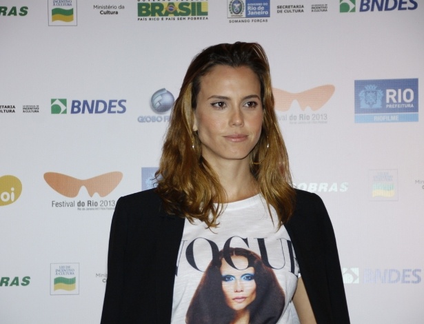 28.set.2013 - A atriz Lívia de Bueno chega à première do filme "Night moves" no Festival do Rio
