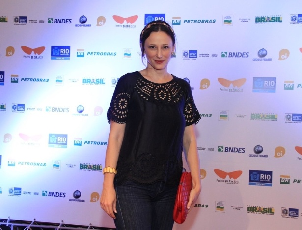 28.set.2013 - A atriz Paula Braun vai à estreia do filme "Os Amigos" no Festival do Rio