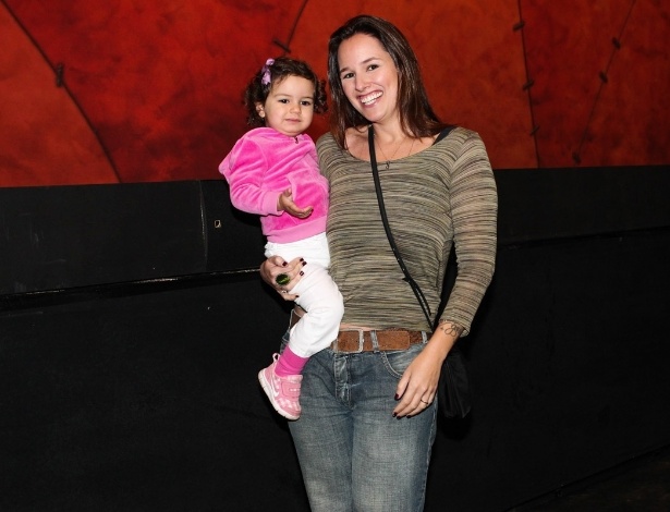 28.set.2013 - A cantora Mariana Belém leva a filha Laura para assistir ao musical "Madagascar", em São Paulo