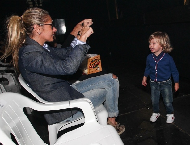 28.set.2013 - Adriane Galisteu tira foto do filho Vittorio durante o musical "Madagascar", em São Paulo