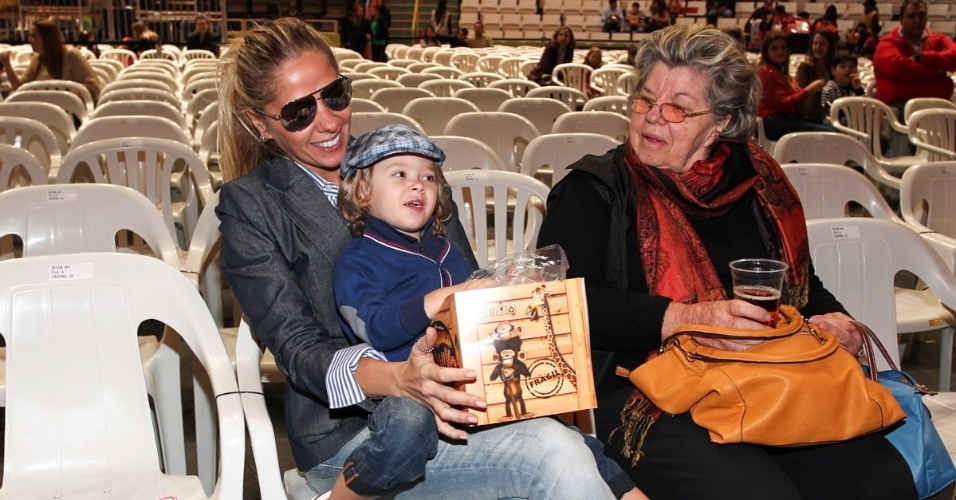 28.set.2013 - Com o filho Vittorio no colo, Adriane Galisteu assiste ao musical "Madagascar", em São Paulo