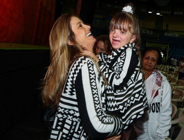 28.set.2013 - Com roupas iguais, Ticiane Pinheiro e sua filha, Rafaella Justus, vão ao musical "Madagascar", em São Paulo