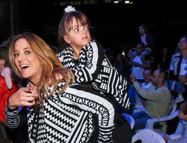 28.set.2013 - Com roupas iguais, Ticiane Pinheiro e sua filha, Rafaella Justus, vão ao musical "Madagascar", em São Paulo
