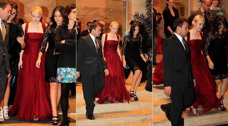 28.set.2013 - Com vestido longo vinho, Dakota Fanning deixa hotel na zona sul do Rio