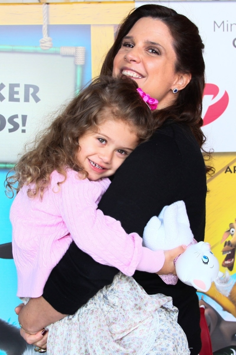 28.set.2013 - Mariana Kupfer leva a filha Victória para assistir ao musical "Madagascar", em São Paulo