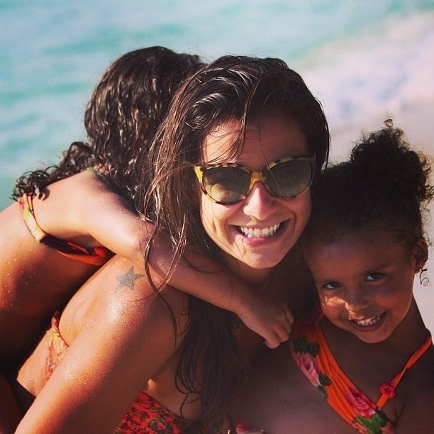 28.set.2013 - Namorada de Ronaldo posta foto ao lado das filhas do ex-jogador