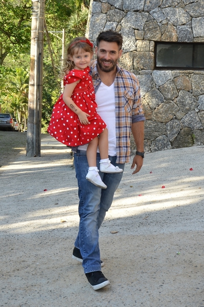 28.set.2013 - O ator Raoni Carneiro leva a filha Luiza à festa de aniversário de Eva, filha de Angélica e Luciano Huck no Rio