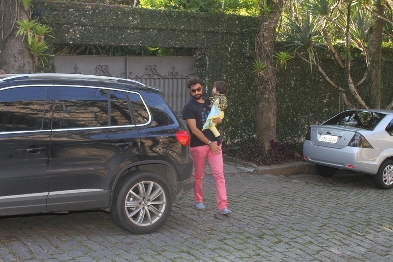 28.set.2013 - O ator Ricardo Pereira leva o filho Vicente à festa de aniversário de Eva, filha de Angélica e Luciano Huck no Rio