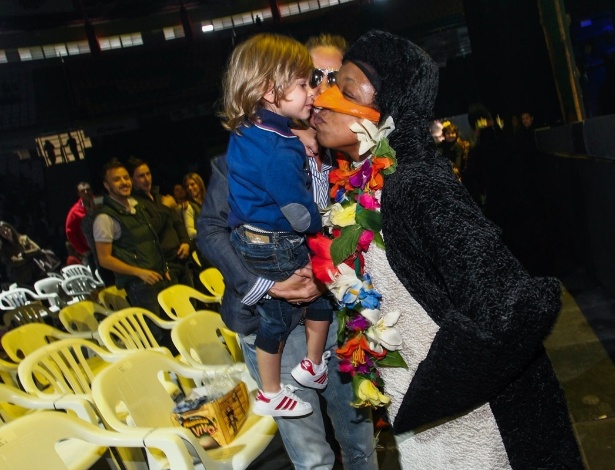 28.set.2013 - Vittorio, filho de Adriane Galisteu, assiste ao musical "Madagascar", em São Paulo