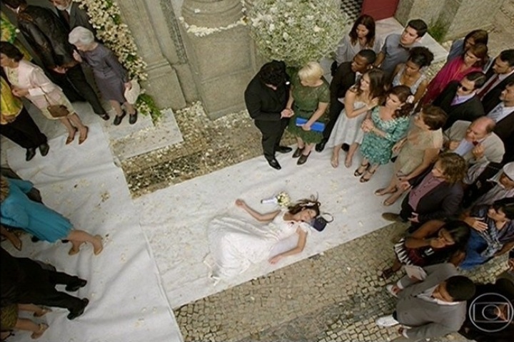 Com Marcina (Chandelly Braz) morta no chão, João Gibão (Sérgio Guizé) entra na igreja