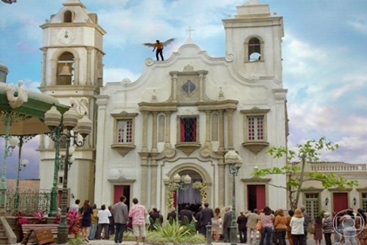 João Gibão (Sérgio Guizé) revela suas asas no topo da igreja