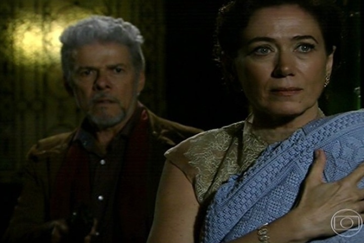 Vitória (Lilia Cabral) convence Zico Rosado (José Mayer) a devolver o filho a Zélia (Leandra Leal), mas decide ficar com ele