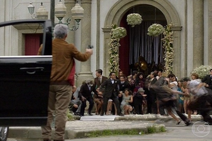 Zico Rosado (José Mayer) atira contra João Gibão (Sérgio Guizé) enquanto ele beija sua agora mulher Marcina (Chandelly Braz) na saída do casamento