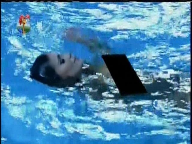 27.set.2013 - Andressa nadou peladinha na festa Final de 