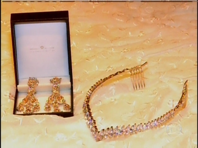 29.set.2013 - Detalhe para as joias usadas por Moranguinho no dia de seu casamento com Naldo