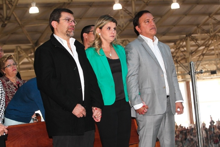 29.set.2013 - Familiares de Hebe Camargo assistem de mãos dadas a missa de Padre Marcelo Rossi