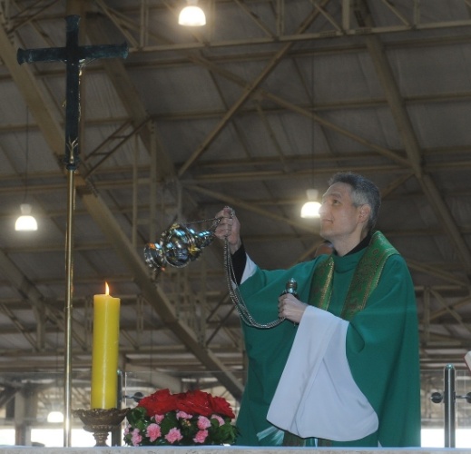 29.set.2013 - Padre Marcelo Rossi celebra missa que marca um ano da morte da apresentadora Hebe Camargo no Santuário Mãe de Deus, em São Paulo