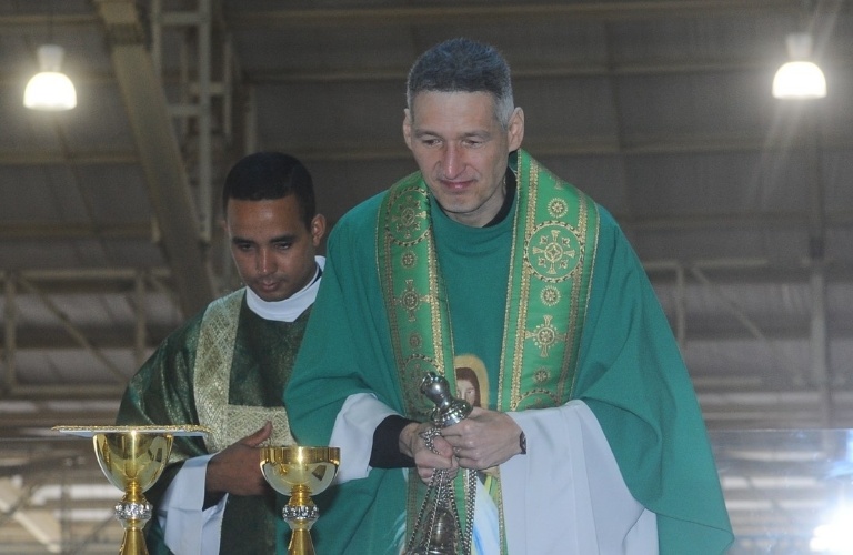 29.set.2013 - Padre Marcelo Rossi celebra missa que marca um ano da morte da apresentadora Hebe Camargo no Santuário Mãe de Deus, em São Paulo