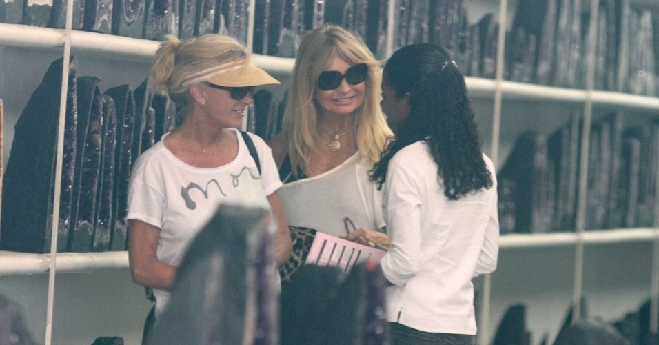 30.set.2013 - A atriz Goldie Hawn visita loja especializada em pedras no Recreio dos Bandeirantes, no Rio de Janeiro. Ela está na cidade para o baile de gala da amfAR, que acontece nesta sexta-feira (4) no Copacaba Palace