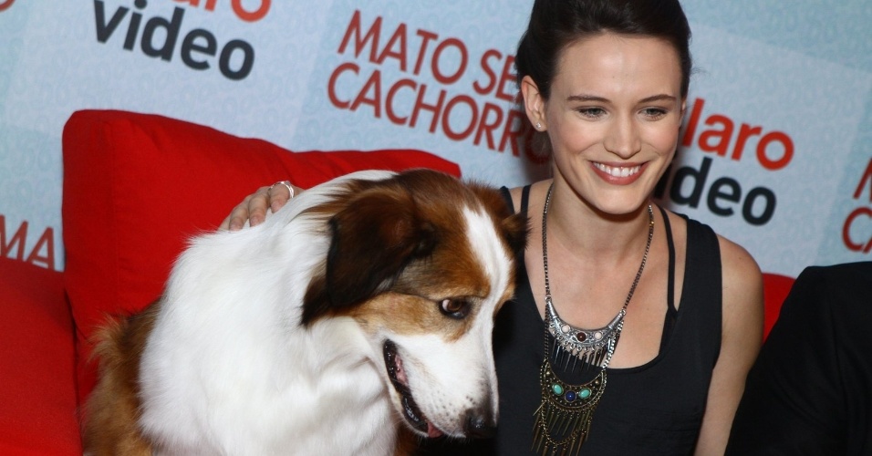 30.set.2013 - Bianca Bin prestigiou a exibição da comédia "Mato Sem Cachorro" em um cinema da zona sul do Rio