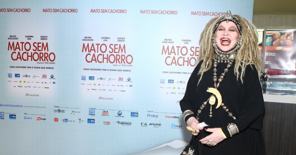 30.set.2013 - Elke Maravilha prestigiou a exibição da comédia "Mato Sem Cachorro" em um cinema da zona sul do Rio