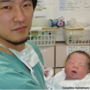 O bebê da foto acima, com o médico Kazuhiro Kawamura, nasceu após a aplicação da técnica - BBC