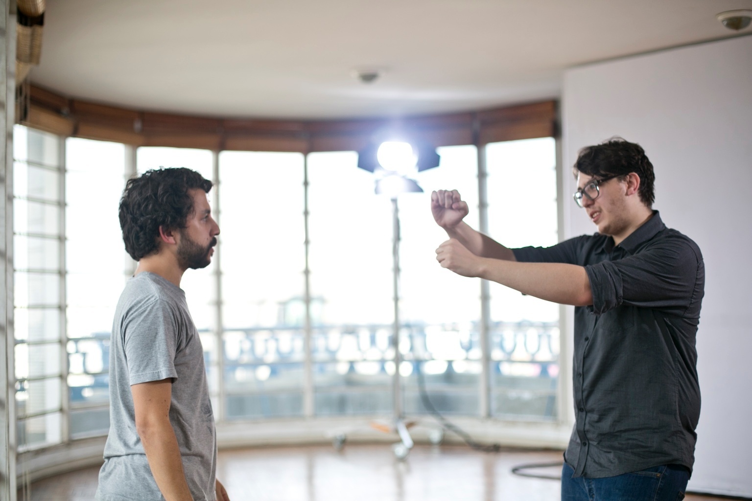 01.out.2013 - Alexandre Abrão, filho de Chorão, dirige gravação do clipe de "Um Dia a Gente se Encontra", do Charlie Brown Jr., em São Paulo - Haroldo Saboia/UOL