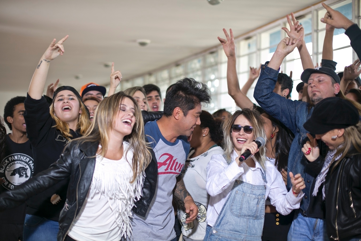 01.out.2013 - As ex-VJs da MTV Keyla e Kênia pulam em gravação do clipe de "Um Dia a Gente se Encontra", do Charlie Brown Jr., em São Paulo - Haroldo Saboia/UOL