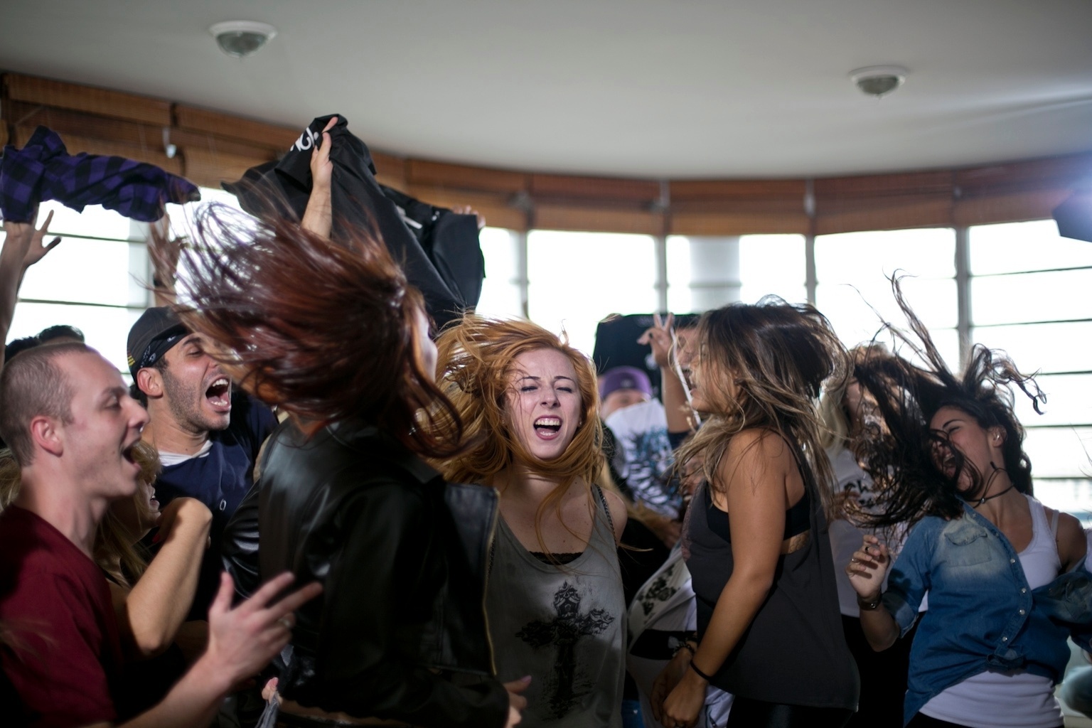 01.out.2013 -  Fãs pulam em gravação do clipe de "Um Dia a Gente se Encontra", do Charlie Brown Jr., em São Paulo - Haroldo Saboia/UOL