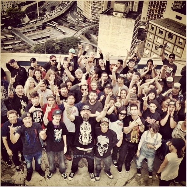 01.out.2013 - Gravação do clipe de "Um Dia a Gente se Encontra", do Charlie Brown Jr., no Edifício Planalto, em São Paulo - Reprodução/Instagram