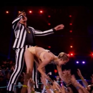 Em 2013, Miley Cyrus virou notícia durante vários dias por causa da sua dança no VMA