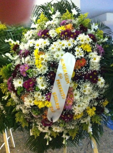 1.out.2013 - Coroa de flores enviada pelo prefeito do Rio de Janeiro, Eduardo Paes